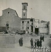 1944-1948, San Godenzo, Włochy.
Mieszkańcy miasteczka z polskimi żołnierzami. W głębi widać zniszczone wojną zabudowania.
Fot. NN, zbiory Silvii Szymuli, reprodukcje cyfrowe w  Bibliotece Polskiej im. Ignacego Domeyki w Buenos Aires (Biblioteca Polaca Ignacio Domeyko) i w Ośrodku KARTA w Warszawie