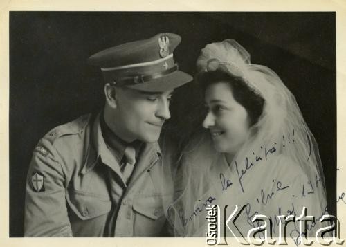 8.05.1945, Dicomano, Włochy.
Silvia Valli i Stefan Szymula w dniu ślubu. S. Szymula przed wojną pracował w Powiatowym Zarządzie Drogowym w Buczaczu, po 1939 ukrywał się. Aresztowany po nieudanej ucieczce do Rumunii, osadzony w więzieniu w Czortkowie, później w Starobielsku. Skazany na 5 lat obozu, zesłany w styczniu 1941 roku na Syberię. Dostał się do Armii Andersa, z którą został ewakuowany do Iranu. Przeszedł z nią cały szlak bliskowschodni. W Palestynie ukończył Szkołę Podchorążych Piechoty Rezerwy i został mianowany porucznikiem. Walczył pod Monte Cassino. W 1948 roku emigrował z żoną i synkiem do Argentyny.
Fot. NN, zbiory Silvii Szymuli, reprodukcje cyfrowe w  Bibliotece Polskiej im. Ignacego Domeyki w Buenos Aires (Biblioteca Polaca Ignacio Domeyko) i w Ośrodku KARTA w Warszawie