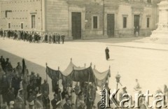 1945, Urbino, Włochy.
Procesja.
Fot. NN, zbiory Silvii Szymuli, reprodukcje cyfrowe w  Bibliotece Polskiej im. Ignacego Domeyki w Buenos Aires (Biblioteca Polaca Ignacio Domeyko) i w Ośrodku KARTA w Warszawie