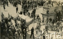 1945, Urbino, Włochy.
Procesja.
Fot. NN, zbiory Silvii Szymuli, reprodukcje cyfrowe w  Bibliotece Polskiej im. Ignacego Domeyki w Buenos Aires (Biblioteca Polaca Ignacio Domeyko) i w Ośrodku KARTA w Warszawie