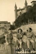1945, Urbino, Włochy.
Silvia Szymula z domu Valli w towarzystwie kolegów męża. Silvia w dniu zakończenia II wojny światowej wyszła za mąż za Stefana Szymulę, polskiego żołnierza, który stacjonował w jej rodzinnym miasteczku Dicomano (Włochy). Po wojnie wyjechali do Argentyny. 
Fot. NN, zbiory Silvii Szymuli, reprodukcje cyfrowe w  Bibliotece Polskiej im. Ignacego Domeyki w Buenos Aires (Biblioteca Polaca Ignacio Domeyko) i w Ośrodku KARTA w Warszawie