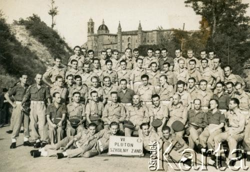 1945, Urbino, Włochy.
VII Pluton Szkolny Żandarmerii. 
Fot. NN, zbiory Silvii Szymuli, reprodukcje cyfrowe w  Bibliotece Polskiej im. Ignacego Domeyki w Buenos Aires (Biblioteca Polaca Ignacio Domeyko) i w Ośrodku KARTA w Warszawie