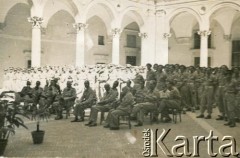 1945, Urbino, Włochy.
Prawdopodobnie Centrum Szkolenia Żandarmerii 2 Korpusu Polskiego.
Fot. NN, zbiory Silvii Szymuli, reprodukcje cyfrowe w  Bibliotece Polskiej im. Ignacego Domeyki w Buenos Aires (Biblioteca Polaca Ignacio Domeyko) i w Ośrodku KARTA w Warszawie