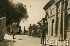 1945, Urbino, Włochy.
Prawdopodobnie Centrum Szkolenia Żandarmerii 2 Korpusu Polskiego.
Fot. NN, zbiory Silvii Szymuli, reprodukcje cyfrowe w  Bibliotece Polskiej im. Ignacego Domeyki w Buenos Aires (Biblioteca Polaca Ignacio Domeyko) i w Ośrodku KARTA w Warszawie