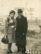 Po 1945, Lublin, Polska. 
Rodzina Stefana Szymuli - żołnierza 2. Korpusu Polskiego, później emigranta do Argentyny.
Fot. NN, zbiory Silvii Szymuli, reprodukcje cyfrowe w  Bibliotece Polskiej im. Ignacego Domeyki w Buenos Aires (Biblioteca Polaca Ignacio Domeyko) i w Ośrodku KARTA w Warszawie