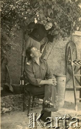 1945, Dicomano, Włochy.
Marta Valli i żołnierz 2. Korpusu Polskiego.
Fot. NN, zbiory Silvii Szymuli, reprodukcje cyfrowe w  Bibliotece Polskiej im. Ignacego Domeyki w Buenos Aires (Biblioteca Polaca Ignacio Domeyko) i w Ośrodku KARTA w Warszawie