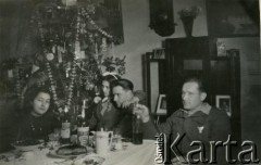 1945-1946, Dicomano, Włochy.
Silvia Szymula z domu Valli (1. z lewej), Stefan Szymula (w środku) i Marta Valli na kolanach. S. Szymula przed wojną pracował w Powiatowym Zarządzie Drogowym w Buczaczu, po 1939 ukrywał się. Aresztowany po nieudanej ucieczce do Rumunii, osadzony w więzieniu w Czortkowie, później w Starobielsku. Skazany na 5 lat obozu, zesłany w styczniu 1941 roku na Syberię. Dostał się do Armii Andersa, z którą został ewakuowany do Iranu. Przeszedł z nią cały szlak bliskowschodni. W Palestynie ukończył Szkołę Podchorążych Piechoty Rezerwy i został mianowany porucznikiem. Walczył pod Monte Cassino. W 1948 roku emigrował z żoną i synkiem do Argentyny. Nz. z siostrą Sylvii - Martą Valli.
Fot. NN, zbiory Silvii Szymuli, reprodukcje cyfrowe w  Bibliotece Polskiej im. Ignacego Domeyki w Buenos Aires (Biblioteca Polaca Ignacio Domeyko) i w Ośrodku KARTA w Warszawie