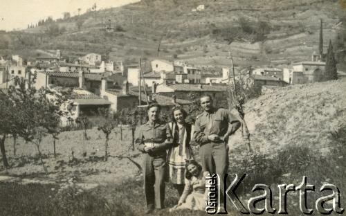 1945, Dicomano, Włochy.
Silvia Szymula z domu Valli (w środku), Stefan Szymula (1. z lewej) i dwie nieznane osoby. S. Szymula przed wojną pracował w Powiatowym Zarządzie Drogowym w Buczaczu, po 1939 ukrywał się. Aresztowany po nieudanej ucieczce do Rumunii, osadzony w więzieniu w Czortkowie, później w Starobielsku. Skazany na 5 lat obozu, zesłany w styczniu 1941 roku na Syberię. Dostał się do Armii Andersa, z którą został ewakuowany do Iranu. Przeszedł z nią cały szlak bliskowschodni. W Palestynie ukończył Szkołę Podchorążych Piechoty Rezerwy i został mianowany porucznikiem. Walczył pod Monte Cassino. W 1948 roku emigrował z żoną i synkiem do Argentyny. Nz. Silvia w stroju ludowym stylizowanym na polski, które sama uszyła.
Fot. NN, zbiory Silvii Szymuli, reprodukcje cyfrowe w  Bibliotece Polskiej im. Ignacego Domeyki w Buenos Aires (Biblioteca Polaca Ignacio Domeyko) i w Ośrodku KARTA w Warszawie