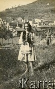 1945, Dicomano, Włochy.
Silvia Szymula z domu Valli w stroju ludowym stylizowanym na polski, który sama uszyła. W dniu zakończenia II wojny światowej wyszła za mąż za Stefana Szymulę, polskiego żołnierza, który stacjonował w jej rodzinnym miasteczku we Włoszech. Po wojnie wyjechali do Argentyny. 
Fot. NN, zbiory Silvii Szymuli, reprodukcje cyfrowe w  Bibliotece Polskiej im. Ignacego Domeyki w Buenos Aires (Biblioteca Polaca Ignacio Domeyko) i w Ośrodku KARTA w Warszawie