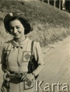 1945, Urbino, Włochy.
Silvia Szymula z domu Valli w berecie męża. W dniu zakończenia II wojny światowej wyszła za mąż za Stefana Szymulę, polskiego żołnierza, który stacjonował w jej rodzinnym miasteczku we Włoszech. Po wojnie wyjechali do Argentyny. 
Fot. NN, zbiory Silvii Szymuli, reprodukcje cyfrowe w  Bibliotece Polskiej im. Ignacego Domeyki w Buenos Aires (Biblioteca Polaca Ignacio Domeyko) i w Ośrodku KARTA w Warszawie
