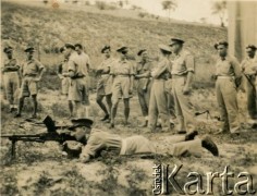 1945-1947, Urbino, Włochy.
Żołnierze żandarmerii 2 Korpusu Polskiego ćwiczą na poligonie.
Fot. NN, zbiory Silvii Szymuli, reprodukcje cyfrowe w  Bibliotece Polskiej im. Ignacego Domeyki w Buenos Aires (Biblioteca Polaca Ignacio Domeyko) i w Ośrodku KARTA w Warszawie