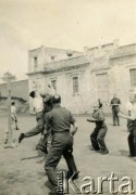 1945-1947, Urbino, Włochy.
Żołnierze żandarmerii 2 Korpusu Polskiego.
Fot. NN, zbiory Silvii Szymuli, reprodukcje cyfrowe w  Bibliotece Polskiej im. Ignacego Domeyki w Buenos Aires (Biblioteca Polaca Ignacio Domeyko) i w Ośrodku KARTA w Warszawie