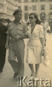1946-1947, Florencja, Włochy.
Silvia Szymula z domu Valli i Stefan Szymula. S. Szymula przed wojną pracował w Powiatowym Zarządzie Drogowym w Buczaczu, po 1939 ukrywał się. Aresztowany po nieudanej ucieczce do Rumunii, osadzony w więzieniu w Czortkowie, później w Starobielsku. Skazany na 5 lat obozu, zesłany w styczniu 1941 roku na Syberię. Dostał się do Armii Andersa, z którą został ewakuowany do Iranu. Przeszedł z nią cały szlak bliskowschodni. W Palestynie ukończył Szkołę Podchorążych Piechoty Rezerwy i został mianowany porucznikiem. Walczył pod Monte Cassino. W 1948 roku emigrował z żoną i synkiem do Argentyny.
Fot. NN, zbiory Silvii Szymuli, reprodukcje cyfrowe w  Bibliotece Polskiej im. Ignacego Domeyki w Buenos Aires (Biblioteca Polaca Ignacio Domeyko) i w Ośrodku KARTA w Warszawie