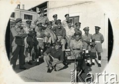 1945, Senigallia, Włochy.
Żołnierze w ośrodku szkoleniowym żandarmerii 2 Korpusu Polskiego. 1. z lewej Stefan Szymula, który przed wojną pracował w Powiatowym Zarządzie Drogowym w Buczaczu, po 1939 ukrywał się. Aresztowany po nieudanej ucieczce do Rumunii, osadzony w więzieniu w Czortkowie, później w Starobielsku. Skazany na 5 lat obozu, zesłany w styczniu 1941 roku na Syberię. Dostał się do Armii Andersa, z którą został ewakuowany do Iranu. Przeszedł z nią cały szlak bliskowschodni. W Palestynie ukończył Szkołę Podchorążych Piechoty Rezerwy i został mianowany porucznikiem. Walczył pod Monte Cassino, w dniu zakończenia wojny ożenił się z Włoszką Silvią Valli. W 1948 roku emigrował do Argentyny.
Fot. NN, zbiory Silvii Szymuli, reprodukcje cyfrowe w  Bibliotece Polskiej im. Ignacego Domeyki w Buenos Aires (Biblioteca Polaca Ignacio Domeyko) i w Ośrodku KARTA w Warszawie