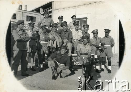 1945, Senigallia, Włochy.
Żołnierze w ośrodku szkoleniowym żandarmerii 2 Korpusu Polskiego. 1. z lewej Stefan Szymula, który przed wojną pracował w Powiatowym Zarządzie Drogowym w Buczaczu, po 1939 ukrywał się. Aresztowany po nieudanej ucieczce do Rumunii, osadzony w więzieniu w Czortkowie, później w Starobielsku. Skazany na 5 lat obozu, zesłany w styczniu 1941 roku na Syberię. Dostał się do Armii Andersa, z którą został ewakuowany do Iranu. Przeszedł z nią cały szlak bliskowschodni. W Palestynie ukończył Szkołę Podchorążych Piechoty Rezerwy i został mianowany porucznikiem. Walczył pod Monte Cassino, w dniu zakończenia wojny ożenił się z Włoszką Silvią Valli. W 1948 roku emigrował do Argentyny.
Fot. NN, zbiory Silvii Szymuli, reprodukcje cyfrowe w  Bibliotece Polskiej im. Ignacego Domeyki w Buenos Aires (Biblioteca Polaca Ignacio Domeyko) i w Ośrodku KARTA w Warszawie