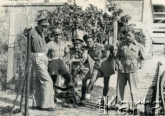 1945, Senigallia, Włochy.
Żołnierze w ośrodku szkoleniowym żandarmerii 2 Korpusu Polskiego. 1. z prawej Stefan Szymula, który przed wojną pracował w Powiatowym Zarządzie Drogowym w Buczaczu, po 1939 ukrywał się. Aresztowany po nieudanej ucieczce do Rumunii, osadzony w więzieniu w Czortkowie, później w Starobielsku. Skazany na 5 lat obozu, zesłany w styczniu 1941 roku na Syberię. Dostał się do Armii Andersa, z którą został ewakuowany do Iranu. Przeszedł z nią cały szlak bliskowschodni. W Palestynie ukończył Szkołę Podchorążych Piechoty Rezerwy i został mianowany porucznikiem. Walczył pod Monte Cassino, w dniu zakończenia wojny ożenił się z Włoszką Silvią Valli. W 1948 roku emigrował do Argentyny.
Fot. NN, zbiory Silvii Szymuli, reprodukcje cyfrowe w  Bibliotece Polskiej im. Ignacego Domeyki w Buenos Aires (Biblioteca Polaca Ignacio Domeyko) i w Ośrodku KARTA w Warszawie