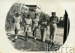 1945, Senigallia, Włochy.
Żołnierze w ośrodku szkoleniowym żandarmerii 2 Korpusu Polskiego. 2. z prawej Stefan Szymula, który przed wojną pracował w Powiatowym Zarządzie Drogowym w Buczaczu, po 1939 ukrywał się. Aresztowany po nieudanej ucieczce do Rumunii, osadzony w więzieniu w Czortkowie, później w Starobielsku. Skazany na 5 lat obozu, zesłany w styczniu 1941 roku na Syberię. Dostał się do Armii Andersa, z którą został ewakuowany do Iranu. Przeszedł z nią cały szlak bliskowschodni. W Palestynie ukończył Szkołę Podchorążych Piechoty Rezerwy i został mianowany porucznikiem. Walczył pod Monte Cassino, w dniu zakończenia wojny ożenił się z Włoszką Silvią Valli. W 1948 roku emigrował do Argentyny.
Fot. NN, zbiory Silvii Szymuli, reprodukcje cyfrowe w  Bibliotece Polskiej im. Ignacego Domeyki w Buenos Aires (Biblioteca Polaca Ignacio Domeyko) i w Ośrodku KARTA w Warszawie