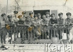 1945, Senigallia, Włochy.
Żołnierze w ośrodku szkoleniowym żandarmerii 2 Korpusu Polskiego. 4. z lewej przy barierce Stefan Szymula, który przed wojną pracował w Powiatowym Zarządzie Drogowym w Buczaczu, po 1939 ukrywał się. Aresztowany po nieudanej ucieczce do Rumunii, osadzony w więzieniu w Czortkowie, później w Starobielsku. Skazany na 5 lat obozu, zesłany w styczniu 1941 roku na Syberię. Dostał się do Armii Andersa, z którą został ewakuowany do Iranu. Przeszedł z nią cały szlak bliskowschodni. W Palestynie ukończył Szkołę Podchorążych Piechoty Rezerwy i został mianowany porucznikiem. Walczył pod Monte Cassino, w dniu zakończenia wojny ożenił się z Włoszką Silvią Valli. W 1948 roku emigrował do Argentyny.
Fot. NN, zbiory Silvii Szymuli, reprodukcje cyfrowe w  Bibliotece Polskiej im. Ignacego Domeyki w Buenos Aires (Biblioteca Polaca Ignacio Domeyko) i w Ośrodku KARTA w Warszawie