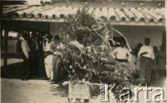 1948-1949, prowincja Formosa, Argentyna.
Spotkanie świąteczne w szkole.  
Fot. NN, zbiory rodziny Mielech, reprodukcje cyfrowe w Bibliotece Polskiej im. Ignacego Domeyki w Buenos Aires (Biblioteca Polaca Ignacio Domeyko) i w Ośrodku KARTA w Warszawie.