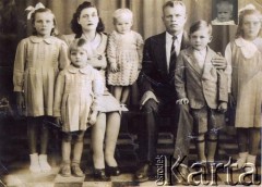1948, prowincja Formosa, Argentyna. 
Rodzina Mielech.
Fot. NN, zbiory rodziny Mielech, reprodukcje cyfrowe w Bibliotece Polskiej im. Ignacego Domeyki w Buenos Aires (Biblioteca Polaca Ignacio Domeyko) i w Ośrodku KARTA w Warszawie.