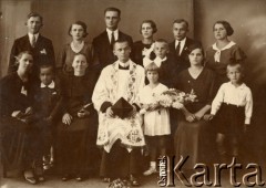 15.08.1934, Tuchów (prawdopodobnie), Polska.
Edward Hryniewiecki (1909-1959) – redemptorysta, przyjechał do Argentyny 19 grudnia 1939 roku, posługę misyjną pełnił głównie w prowincji Chaco. Na zdjęciu prawdopodobnie z rodziną po mszy prymicyjnej.
Fot. NN, ze zbiorów Archivo Historico-Central 