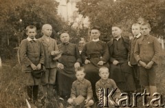 1937-1939, Polska.
Ojciec Edward Hryniewiecki (w środku) w towarzystwie nieznanych ojców redemtorystów i dzieci. E. Hryniewiecki (1909-1959) 19 grudnia 1939 roku przyjechał do Argentyny, posługę misyjną pełnił głównie w prowincji Chaco.
Fot. NN, ze zbiorów Archivo Historico-Central 