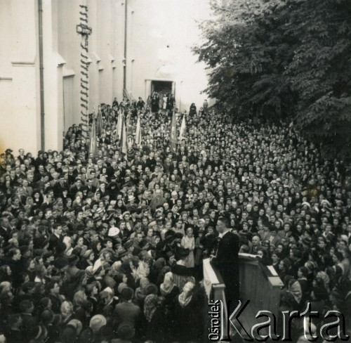 Lata 30., Polska.
Msza święta przed kościołem.
Fot. NN, ze zbiorów Archivo Historico-Central 