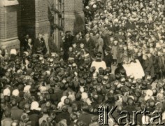 Lata 30., Polska.
Wierni przed kościołem.
Fot. NN, ze zbiorów Archivo Historico-Central 