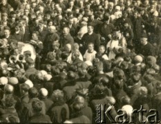 Lata 30., Polska.
Wierni przed kościołem.
Fot. NN, ze zbiorów Archivo Historico-Central 