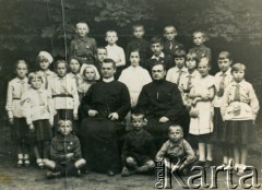 1937-1939, Polska.
Ojciec Edward Hryniewiecki (w środku) w towarzystwie nieznanego brata redemtorystysty i dzieci. E. Hryniewiecki (1909-1959) 19 grudnia 1939 roku przyjechał do Argentyny, posługę misyjną pełnił głównie w prowincji Chaco.
Fot. NN, ze zbiorów Archivo Historico-Central 