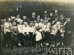 1937-1939, Polska.
Ojciec Edward Hryniewiecki (w środku) w towarzystwie nieznanego brata redemtorystysty i dzieci. E. Hryniewiecki (1909-1959) 19 grudnia 1939 roku przyjechał do Argentyny, posługę misyjną pełnił głównie w prowincji Chaco.
Fot. NN, ze zbiorów Archivo Historico-Central 