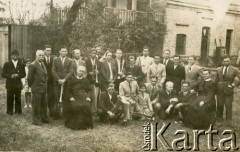 Lata 40.-50., prawdopodobnie prowincja Chaco, Argentyna. 
Grupa ludzi i ojcowie redemptoryści. Po prawej siedzi Edward Hryniewiecki (1909-1959) – redemptorysta, przyjechał do Argentyny 19 grudnia 1939 roku, posługę misyjną pełnił głównie w prowincji Chaco. 
Fot. NN, ze zbiorów Archivo Historico-Central 