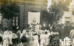 Lata 40.-50., prawdopodobnie prowincja Chaco, Argentyna. 
Msza święta celebrowana na świeżym powietrzu. 
Fot. NN, ze zbiorów Archivo Historico-Central 