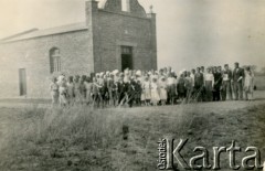 Lata 40.-50., prawdopodobnie prowincja Chaco, Argentyna. 
Wierni przed kościołem.
Fot. NN, ze zbiorów Archivo Historico-Central 