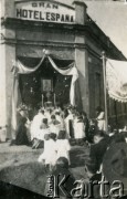 Lata 40.-50., prawdopodobnie prowincja Chaco, Argentyna. 
Procesja przed Gran Hotel Espana.
Fot. NN, ze zbiorów Archivo Historico-Central 