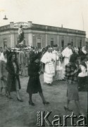 Lata 40.-50., prawdopodobnie prowincja Chaco, Argentyna. 
Procesja przy Gran Hotel Espana.
Fot. NN, ze zbiorów Archivo Historico-Central 
