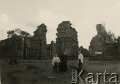 Brak daty, San Ignacio, prowincja Misiones, Argentyna.
Ojciec redemtorysta z nieznanymi osobami w ruinach misji jezuickiej.
Fot. NN, ze zbiorów Archivo Historico-Central 