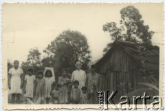 Po 1966, brak miejsca.
Ojciec Franciszek Micek z dziećmi.
Fot. NN, ze zbiorów Archivo Historico-Central 