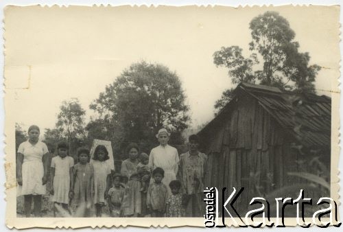 Po 1966, brak miejsca.
Ojciec Franciszek Micek z dziećmi.
Fot. NN, ze zbiorów Archivo Historico-Central 