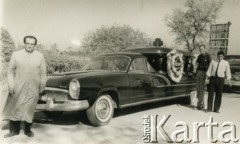 Brak daty, Argentyna.
Ojciec Stanisław Ciurej przy karawanie.
Fot. NN, ze zbiorów Archivo Historico-Central 