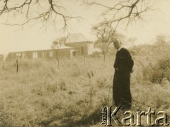Lata 60., Coronel du Graty, prowincja Chaco, Argentyna. 
Ojciec Luis Stando przy kościele Asunción de María (Wniebowzięcia Maryi).
Fot. NN, ze zbiorów Archivo Historico-Central 