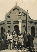 Po 1947, Azara, prowincja Misiones, Argentyna.
Księża i żołnierze argentyńscy pod pomnikiem księdza Józefa Mariańskiego - proboszcza w Azara w latach 1904-1931, szczególnie zasłużonego dla osadników polskich w Misiones. 
Fot. NN, ze zbiorów Archivo Historico-Central 