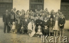 Lata 60., Coronel du Graty, prowincja Chaco, Argentyna.
Ksiądz Józef Fredryk z polskimi osadnikami.
Fot. NN, ze zbiorów Archivo Historico-Central 
