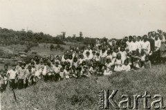 1969, San Pedro, prowincja Misiones, Argentyna.
Dzieci z o. Kazimierzem Prończukiem i o. Stanisławem Ciurejem.
Fot. NN, ze zbiorów Archivo Historico-Central 