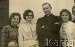 Lata 60., Coronel du Graty, prowincja Chaco, Argentyna.
Ksiądz Józef Fredryk m. in. ze Stanisławą, Heleną Wojtuń.
Fot. NN, ze zbiorów Archivo Historico-Central 