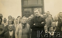 Lata 60., Coronel du Graty, prowincja Chaco, Argentyna.
Ksiądz Józef Fredryk z polskimi osadnikami. 1. z lewej siedzi Józef Wojtuń.
Fot. NN, ze zbiorów Archivo Historico-Central 