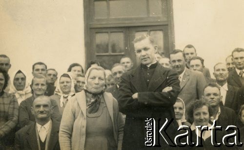 Lata 60., Coronel du Graty, prowincja Chaco, Argentyna.
Ksiądz Józef Fredryk z polskimi osadnikami. 1. z lewej siedzi Józef Wojtuń.
Fot. NN, ze zbiorów Archivo Historico-Central 