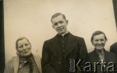 Lata 60., Coronel du Graty, prowincja Chaco, Argentyna.
Ksiądz Józef Fredryk z polskimi osadniczkami.
Fot. NN, ze zbiorów Archivo Historico-Central 