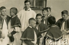 1965, Villa Angela, prowincja Chaco, Argentyna.
Ojciec Kazimierz Prończuk z ministrantami.
Fot. NN, ze zbiorów Archivo Historico-Central 