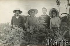 Po 1960, okolice Villa Angela, prowincja Chaco, Argentyna.
Ojciec Kazimierz Prończuk z nieznanymi osobami w czasie zbiorów bawełny.
Fot. NN, ze zbiorów Archivo Historico-Central 